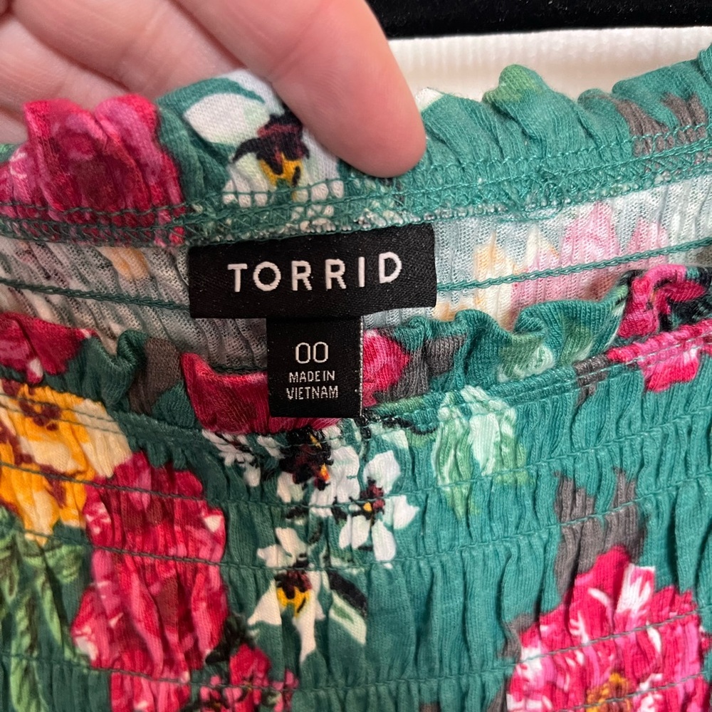 Like new Torrid green summer off the shoulder top - Picture 4 of 8